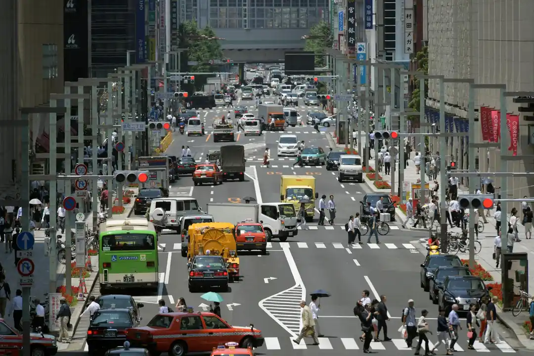 日中の交通量が多い東京・中央区の街並み