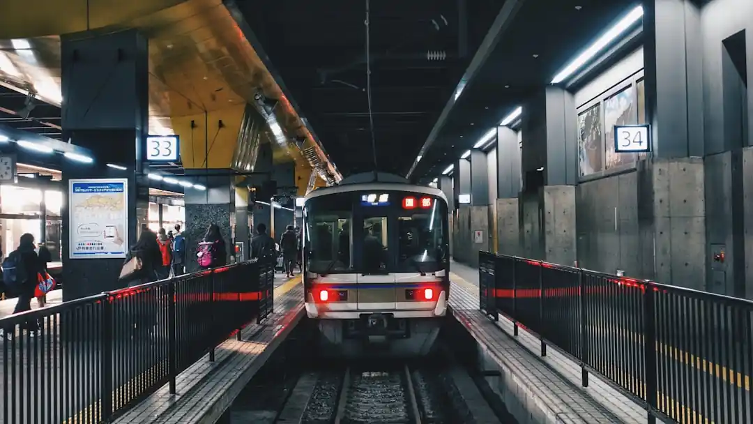 多くの人々が行き交う京都駅のプラットフォーム