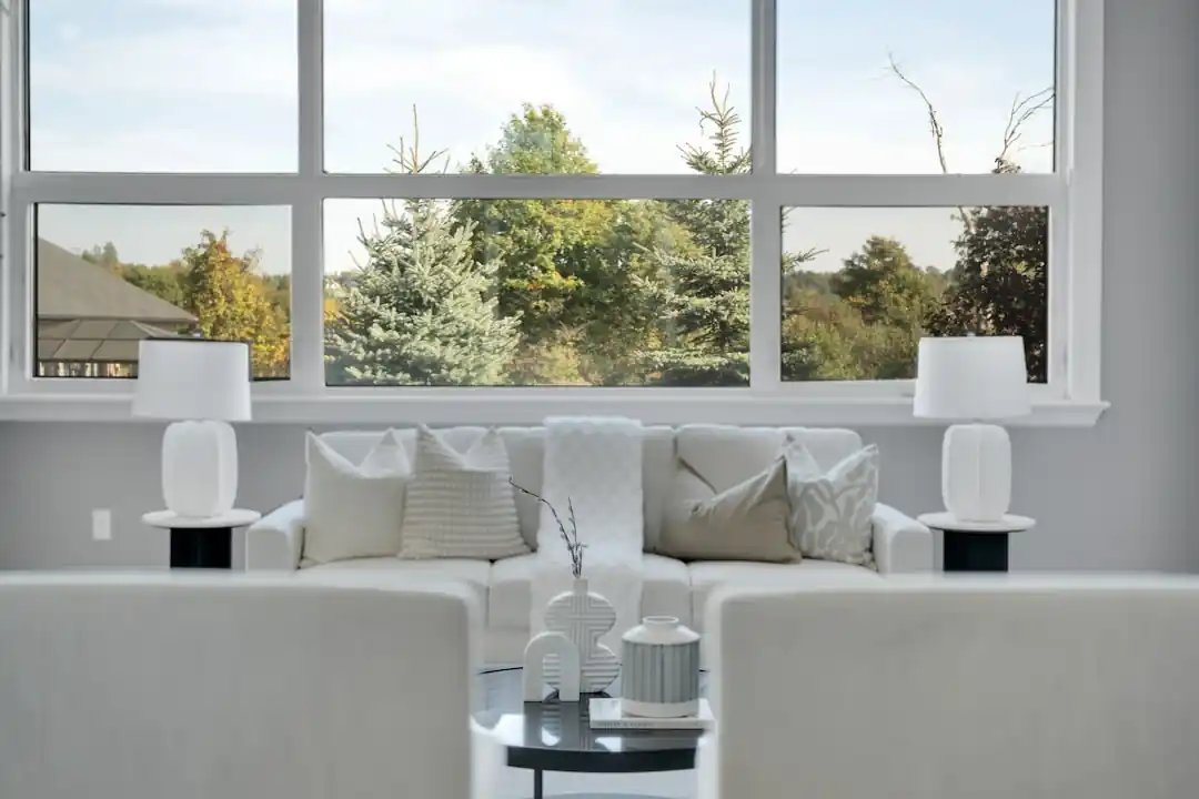 大きな窓から自然光が差し込む、ミニマルで明るいリビングルーム