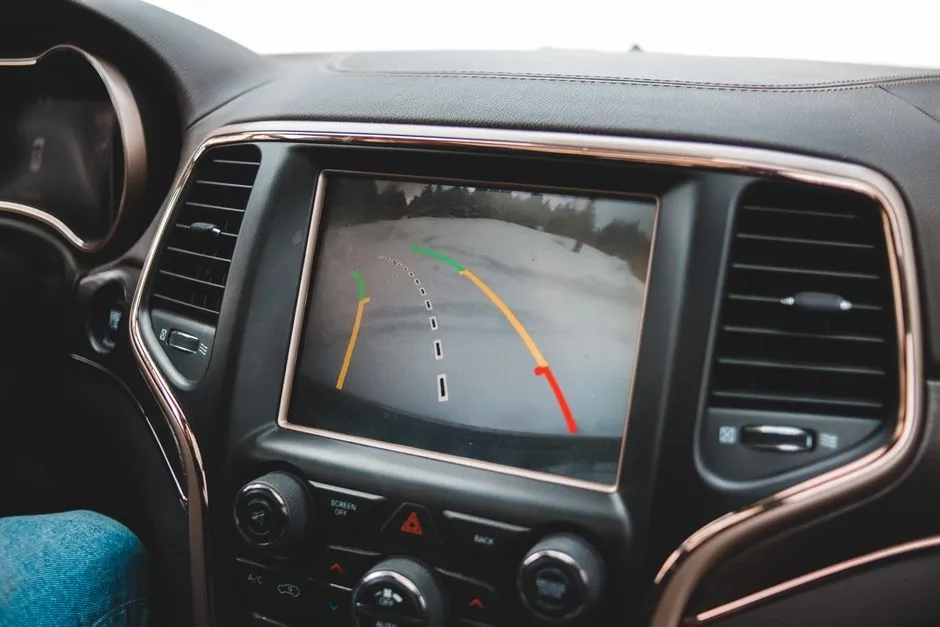 バックカメラの映像が表示された車のダッシュボード画面