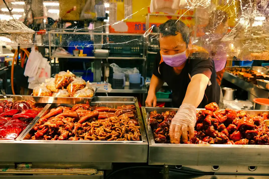 一個台灣夜市裡繁忙的美食攤位。