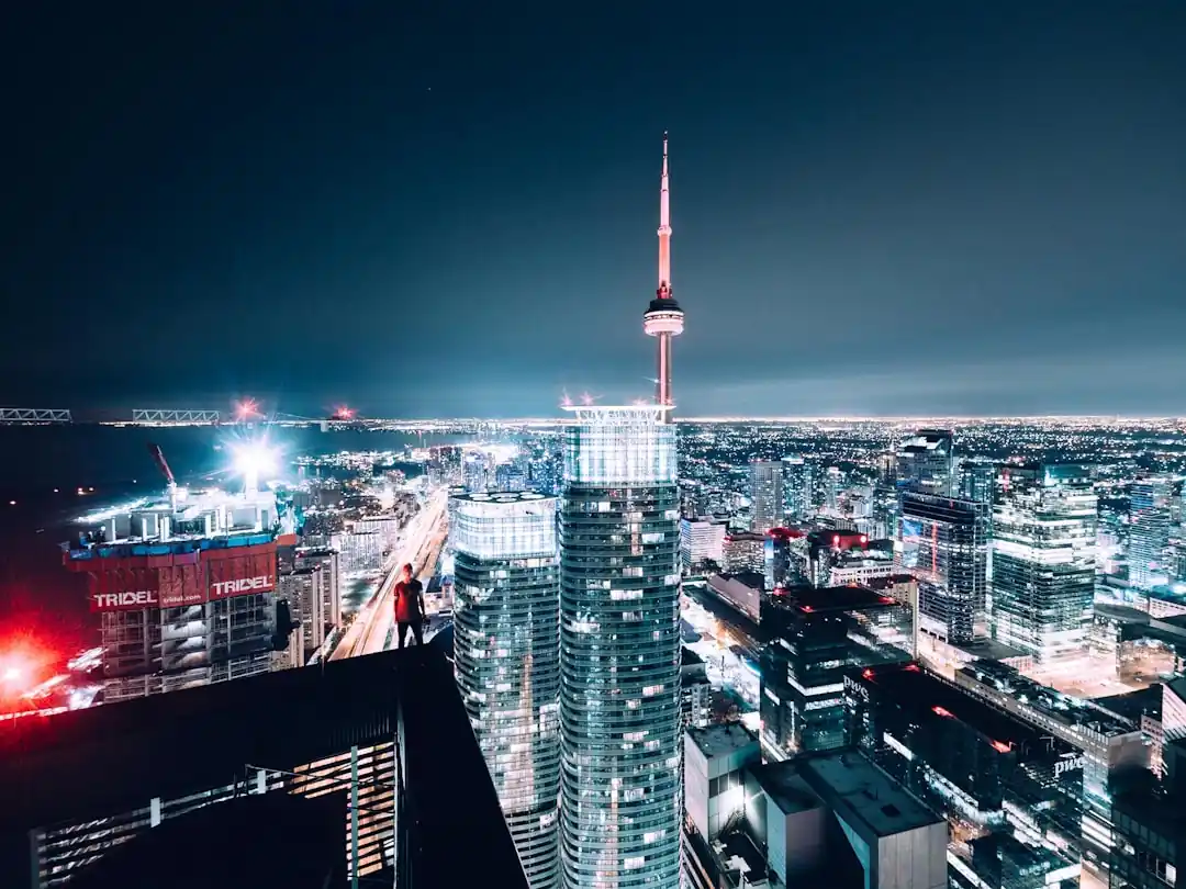 從高樓邊緣俯瞰夜晚的城市,萬家燈火盡收眼底。