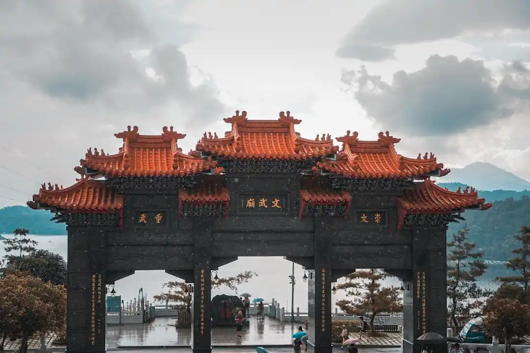 高雄孔廟的大成殿在藍天與湖水的映襯下顯得格外莊嚴。