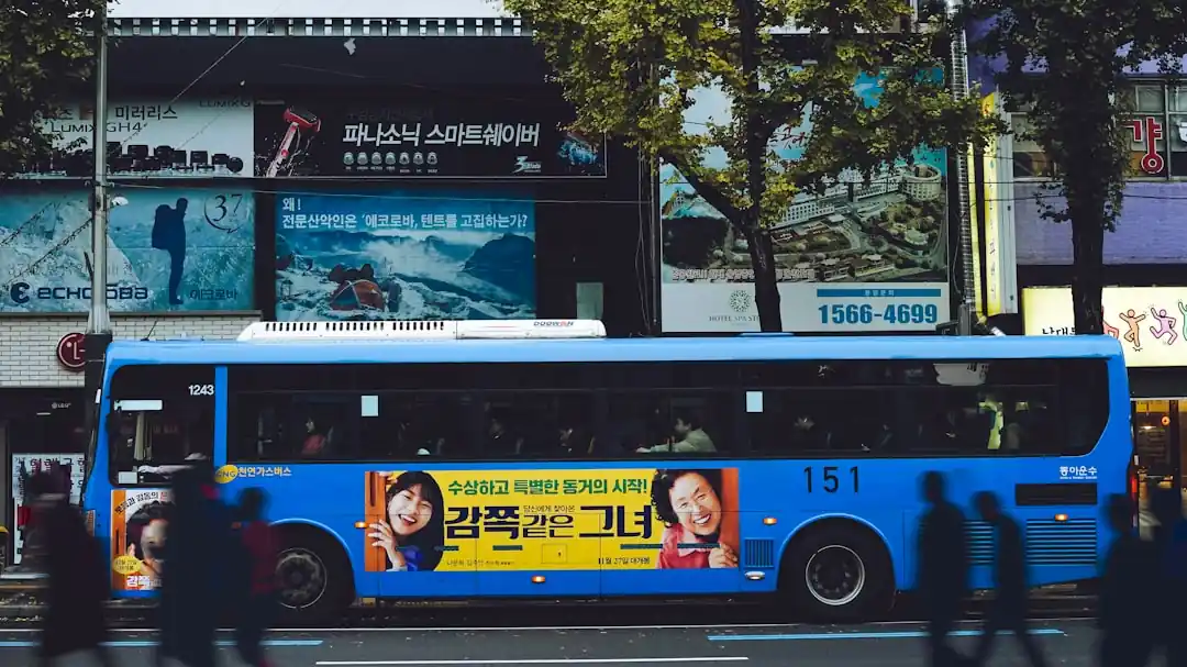 서울 남산을 순환하는 노란색 버스가 도로를 달리고 있다.