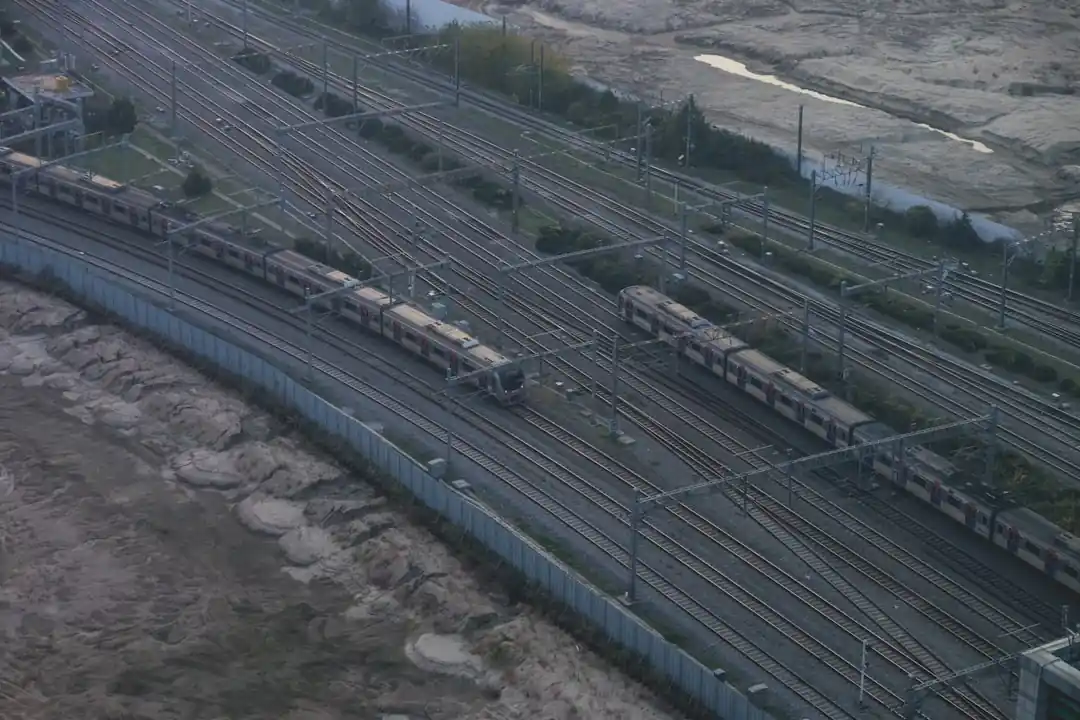 들판을 가로지르는 기차의 모습