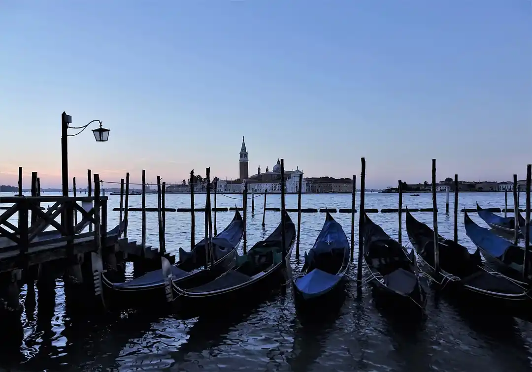 夕暮れのヴェネツィア、運河を行き交うゴンドラ