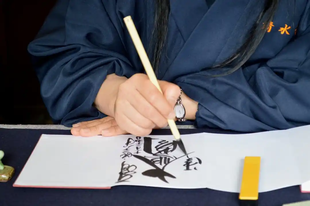 鉛筆を手に持ち、書類に何かを書き込んでいる様子