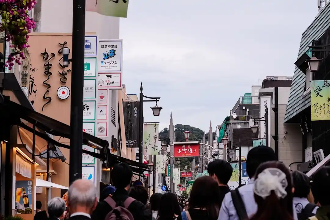 多くの人で賑わう鎌倉の小町通り