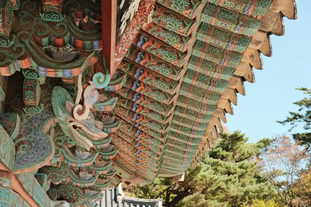 慶州佛國寺的屋簷細節,精緻的木造結構和瓦片在藍天下顯得古樸而優雅。