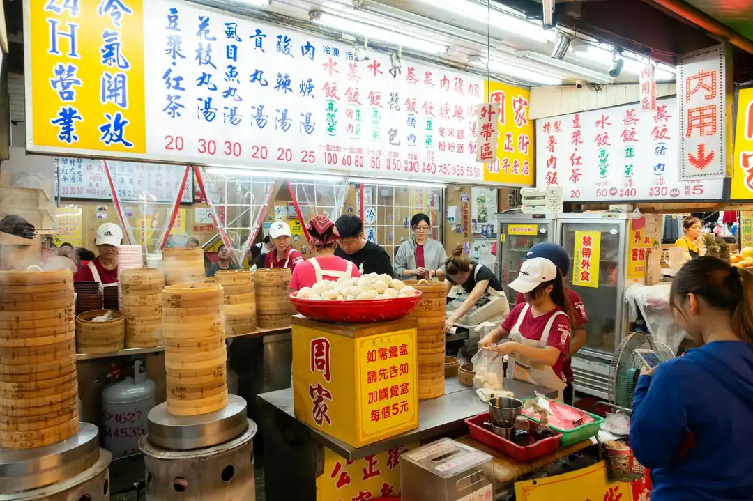 一個繁忙的台灣夜市食物攤位,掛著燈籠