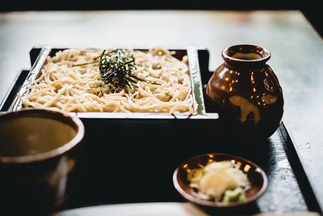 竹ざるに盛られた艶やかな水沢うどん